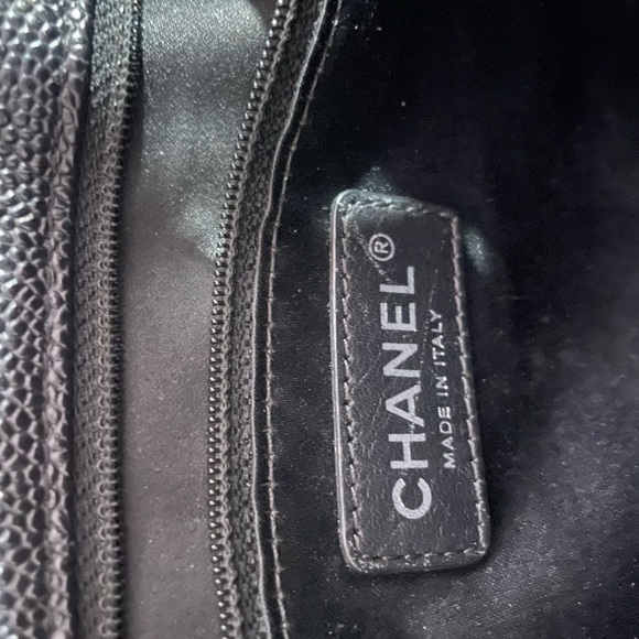 🎉HOST PICK🎉CHANEL Caviar Classic tote - Picture 8 of 10